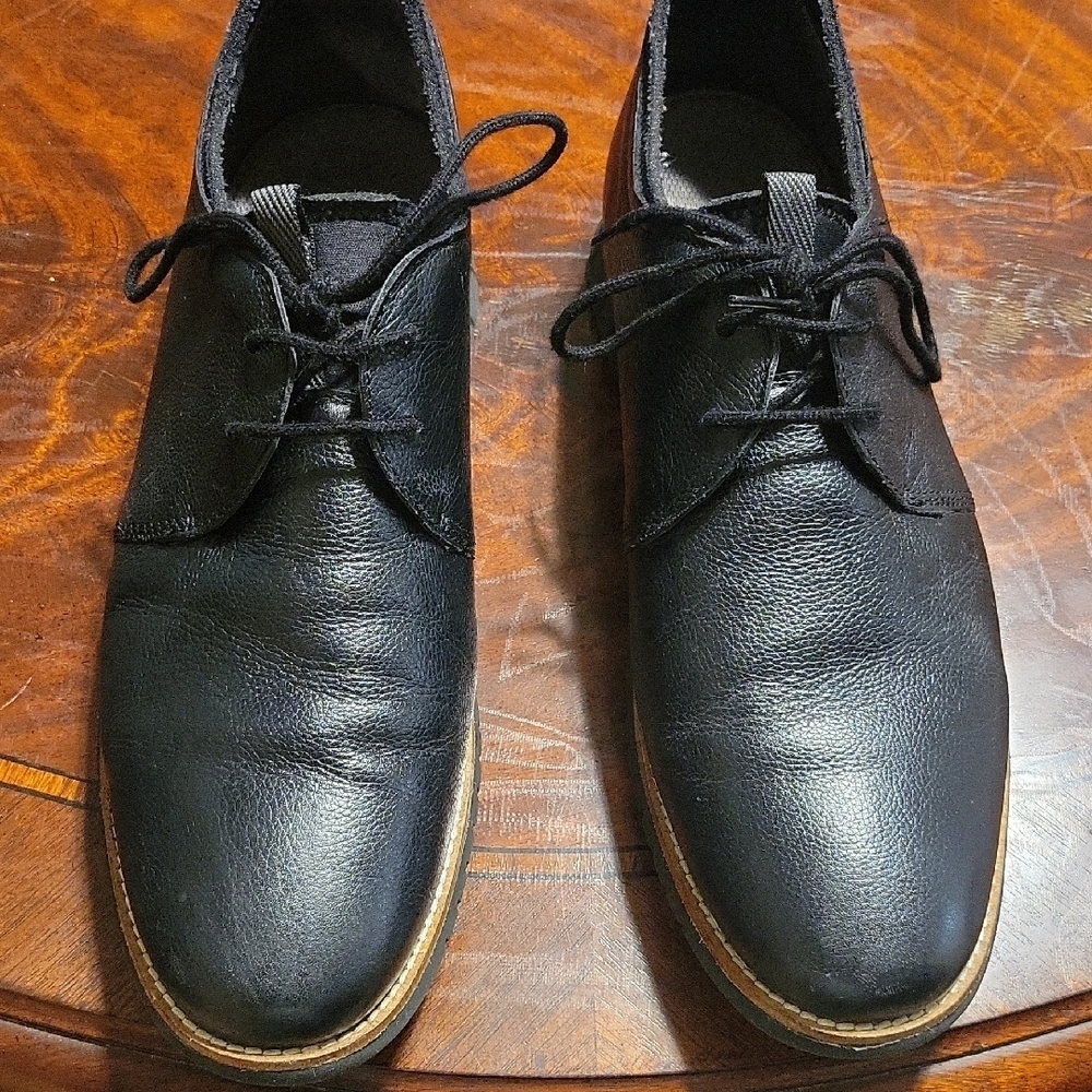 Hush Puppies Black Leather Oxfords with Minimalist Design